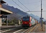 Die SBB Cargo International Re 193 467  Brig  erreicht mit einem Güterzug Richtung Norden den Bahnhof Premosello Chiavenda.