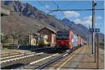 Die SBB Cargo International Re 193 469  Simplon  fährt auf ihrer Fahrt nach Norden durch den Bahnhof von Premosello Chiavenda.