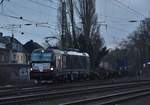 193 704-4 kommt aus dem Odenkirchener Ast am heutigen Abend. Hier erreicht sie Rheydt Hbf mit einem Containerzug. 5.2.2019