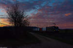 MRCE 193 671 passierte den schönen Abendhimmel in Wettelsheim samt KLV und wird in Kürze Treuchtlingen erreichen, 18.11.18