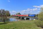 193 848 mit einem Autozug am 06.04.2019 bei Plattling.