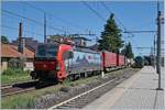 Die SBB Cargo International Re 475 471  Karlsruhe  (UIC 91 80 6193 471-0 D-SIEAG) mit einem langen Güterzug in Gallarate.