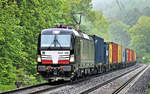 X 4 E 628 föhrt bei Regen in Cuxhagen mit einem Containerzug nach Süd vorüber.Bild 16.5.2019