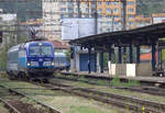 193 289  Flora  mit einem EC aus Usti nad Labem  kommend durchfährt Kralupy nad Vlatavu  27.04.2019  16:48 Uhr.