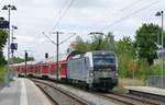 12.07.2018, RE 4806 Nürnberg - Sonneberg fährt in den Bahnhof Neustadt bei Coburg ein.