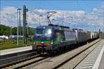 Siemens Vectron Lok 193 278 zieht mit der kalt mitlaufenden Lok 185 417-5 von TX Logistik einen Güterzug durch den Bahnhof München Ost.