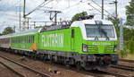 BTE BahnTouristikExpress GmbH/Flixtrain mit der angemieteten Rpool  193 813-3  [NVR-Nummer: 91 80 6193 813-3 D-Rpool] und Wagengarnitur (leer) bei der Durchfahrt Bf. Flughafen Berlin-Schönefeld.