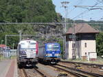 Während Vectron 383 061 auf neuen Einsatz wartet bringt die Schwesterlok 183 291 den EC 379 Kiel - Praha (Prag) nach Děčín hl.n (Tetschen-Bodenbach Hbf.) Decin, 10.07.2019
