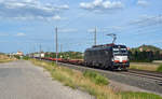 193 703 schleppte am 11.08.19 einen schlecht ausgelasteten Schenker-KLV durch Landsberg Richtung Halle(S).