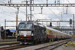 Siemens Vectron 193 711-9 fährt mit den Rheingold Express durch den Bahnhof Pratteln.