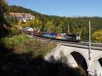 Die X4E-876 und die 383 012 mit einem Kohlezug am 12.10.2019 unterwegs bei Wolfsbergkogel.