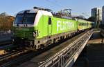 193 813-3 durchfahrt am 10.11.2019 mit dem FLX1802 von Köln Hauptbahnhof nach Hamburg-Altona den Bahnhof Hamburg Dammtor.