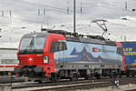 Siemens Vectron 193 477-7 durchfährt den badischen Bahnhof.