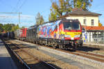 Vectron 193 640 durchfährt zusammen mit 193 660, beide von MRCE (D-DISPO), den Bahnhof Assling in Oberbayern, unweit von Grafing an der Hauptbahn München - Kufstein. Die Lokomotive trägt einen auffälligen Anstrich mit Wahrzeichen der drei Städte München, Kufstein und Verona. 
Assling in Oberbayern, 15. Oktober 2019.