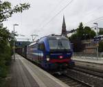 SIEMENS-VECTRON 193 532 DER SBB-CARGO IN KIRCHEN/SIEG
Die Vectron der SBB-CARGO-INTERNATIONAL durchquert mit Güterzug den Bahnhof von
KIRCHEN/SIEG,der Stadt der JUNG-Lokomotiven...dahinter der Turm von ST. MICHAEL,
röm.-kath. Pfarrkirche...am 12.6.2020