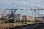 Eingemietete Siemens Vectron 193 712-7 der BLS durchfährt den Bahnhof Pratteln.