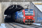 193 466 verlässt am 13.02.2021 den Villnachern-Tunnel auf der Bözberg Südrampe (CH) in Richtung Basel.