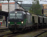 193 262  durcheilt, mehrfach laut das Warnsignal abgebend, den Bahnhof Kralupy.