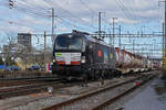 Eingemietete Siemens Vectron 193 712-7 der BLS durchfährt den Bahnhof Pratteln.