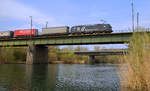 Am Samstag, 17.04.2021, überquerte eine 193 der Mercitalia Rail mit einem KLV-Zug am Haken den Main zwischen Heidingsfeld und Würzburg.