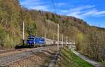 193 764 mit einem Schiebewandwagenzug am 22.04.2021 bei Ingling.