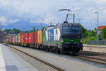 Vectron 193 237 des Wiener Unternehmens ELL, in Diensten der Wiener Lokalbahn Cargo, durchfährt mit einem langen Containerzug Traunstein in Richtung Salzburg.