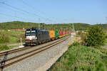 193 877 MRCE mit einem Containerzug bei Oberdachstetten Richtung Würzburg, 25.04.2020