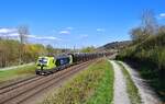 193 587 mit einem Hackschnitzelzug am 26.04.2021 bei Seestetten.