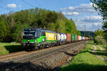 193 740 ELL/WLC  Komm zum Zug  mit einem Containerzug bei Postbauer-Heng Richtung Nürnberg, 05.05.2020