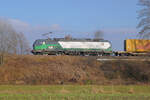 Am 30. November 2020, einem Montag, ist um 12.50 ELL Vectron 193 283 mit einem Zug des kombinierten Ladungsverkehrs unterwegs von Kufstein nach München. Der Standort ist etwa bei Kilometer 57,4 der Strecke von Rosenheim nach München, westlich von Großkarolinenfeld. 