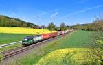 193 210 mit einem Containerzug am 09.05.2021 bei Einöd.