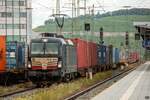 MRCE 193 873 mit Containerzug in Würzburg Hbf, August 2021.