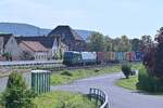 Beim Abstieg von der Brücke kommt mir die ELL 193 299 mit einem KLV entgegen in Thüngersheim am Dienstag den 14.9.2021