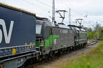 Das Elektrolokomotivgespann 193 647-5 (X4E-647) und 193 274-8 bei der Abfahrt vom Hauptbahnhof Neustrelitz.