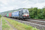 X4E -854 (193 854-7) zu sehen mit einen Containerzug am 17.08.2021 bei Thüngersheim.