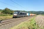 X4E -643 (193 643-4) ist am 08.09.2021 mit einern Containerzug bei Kerzel unterwegs.