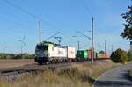 193 782 der Captrain führte am 24.10.21 einen Containerzug durch Wittenberg-Labetz Richtung Dessau.