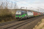 193 733-3 mit einem Containerzugbei bei Kerzell am 23.11.2021