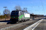 Vectron 193 757 des Vermieters ELL durchfährt leer den Bahnhof Übersee, etwa auf dem halben Weg zwischen Salzburg und Rosenheim.