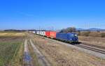 193 845 mit einem Containerzug am 13.02.2022 bei Osterhofen.