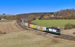 193 753 mit einem Containerzug am 01.03.2022 bei Edlhausen.