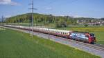 193 461  Olten  ist mit dem AKE Rheingold bei Bollodingen (CH) unterwegs in den Süden, aufgenommen am 01.05.2022.