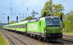 Flixtrain mit dem MRCE Vectron   X4 E - 604  [NVR-Nummer: 91 80 6193 604-6 D-DISPO] und Wagengarnitur zur Bereitstellung in Berlin am 04.05.22 Durchfahrt Bf. Saarmund. 