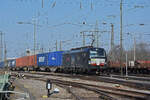 Siemens Vectron 193 716-8 durchfährt den badischen Bahnhof.