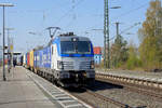 Vectron 193 842 der boxxpress durchfährt mit einem Containerzug den Bahnhof Gunzenhausen auf dem Weg nach Würzburg und weiter nach Norddeutschland.