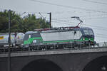 Die Elektrolokomotive 193 943 war Ende August 2022 in Duisburg zu sehen.