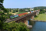 Der Containerzug DGS 42944 von Enns nach Weddewarder Tief fährt an Sonntagen sehr verläßlich und passiert am Nachmittag Regensburg.