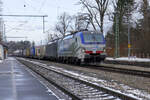 Langsam hält der Winter Einzug in Südbayern - hier durchfahren Vectron 193 773  150 Jahre Brennerbahn  der Lokomotion und ein weiterer Vectron der MRCE in Doppeltraktion mit einem Zug des