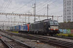 Doppeltraktion, mit den Loks 193 660-8 und 474 015-5 durchfährt am 13.10.2022 den Bahnhof Pratteln.