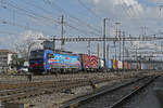 Siemens Vectron 193 525-3 durchfährt am 23.02.2023 den Bahnhof Pratteln.